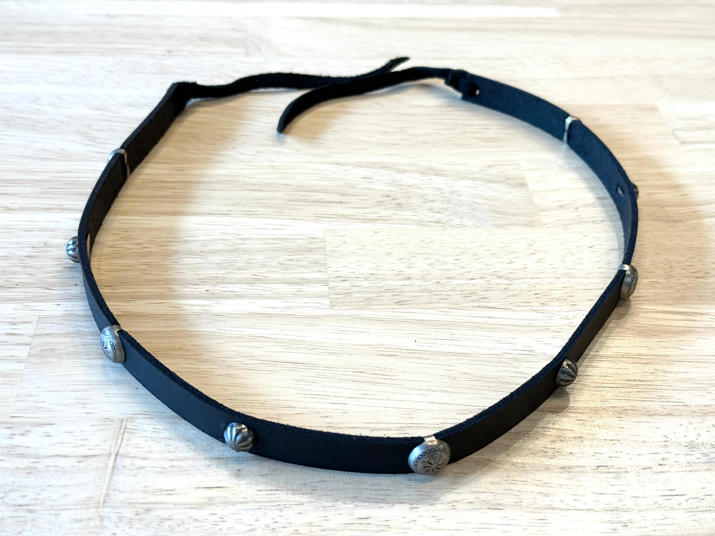 HB02-5 BLACK LEATHER HATBAND WITH DOME CONCHOS