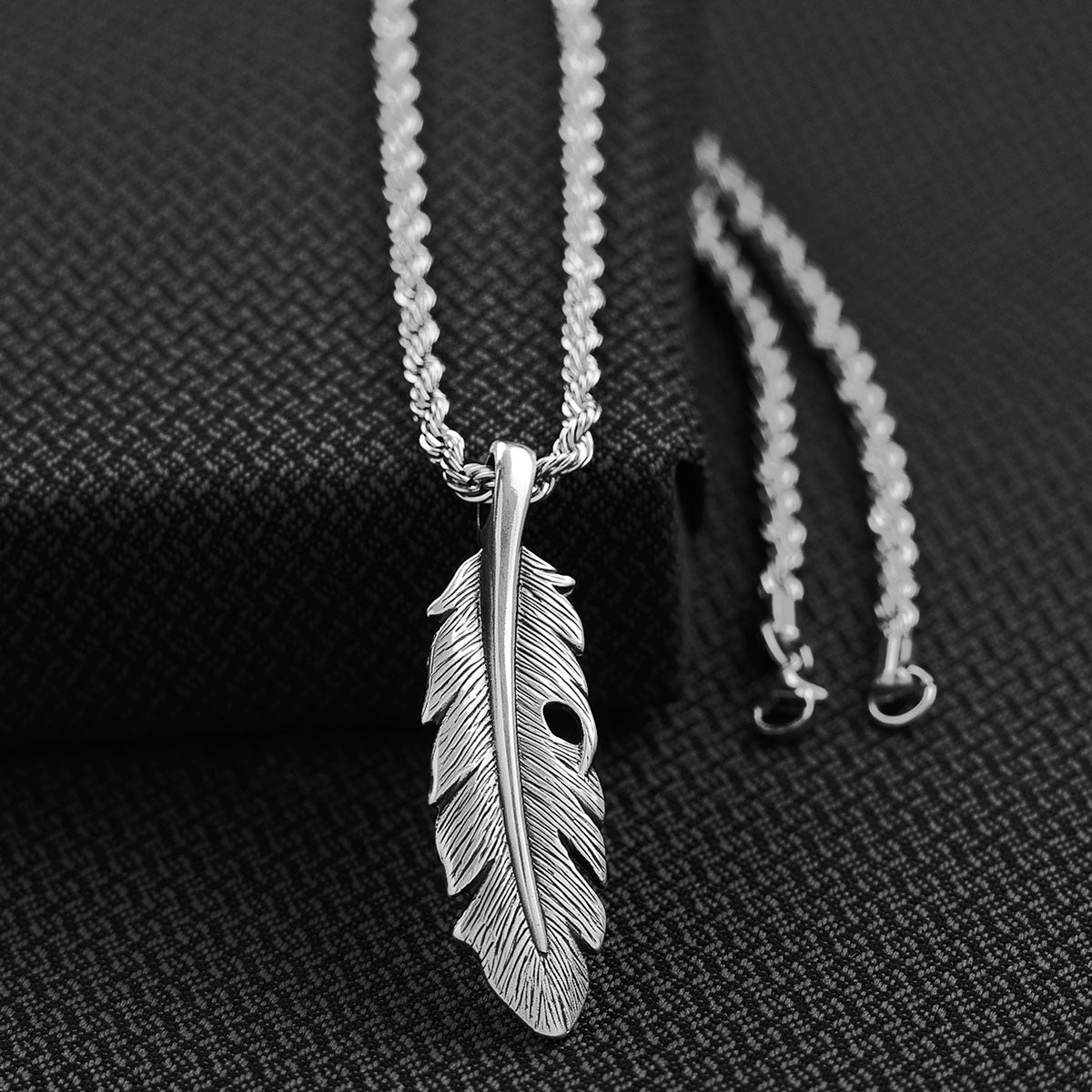 32126 TWISTER FEATHER NECKLACE