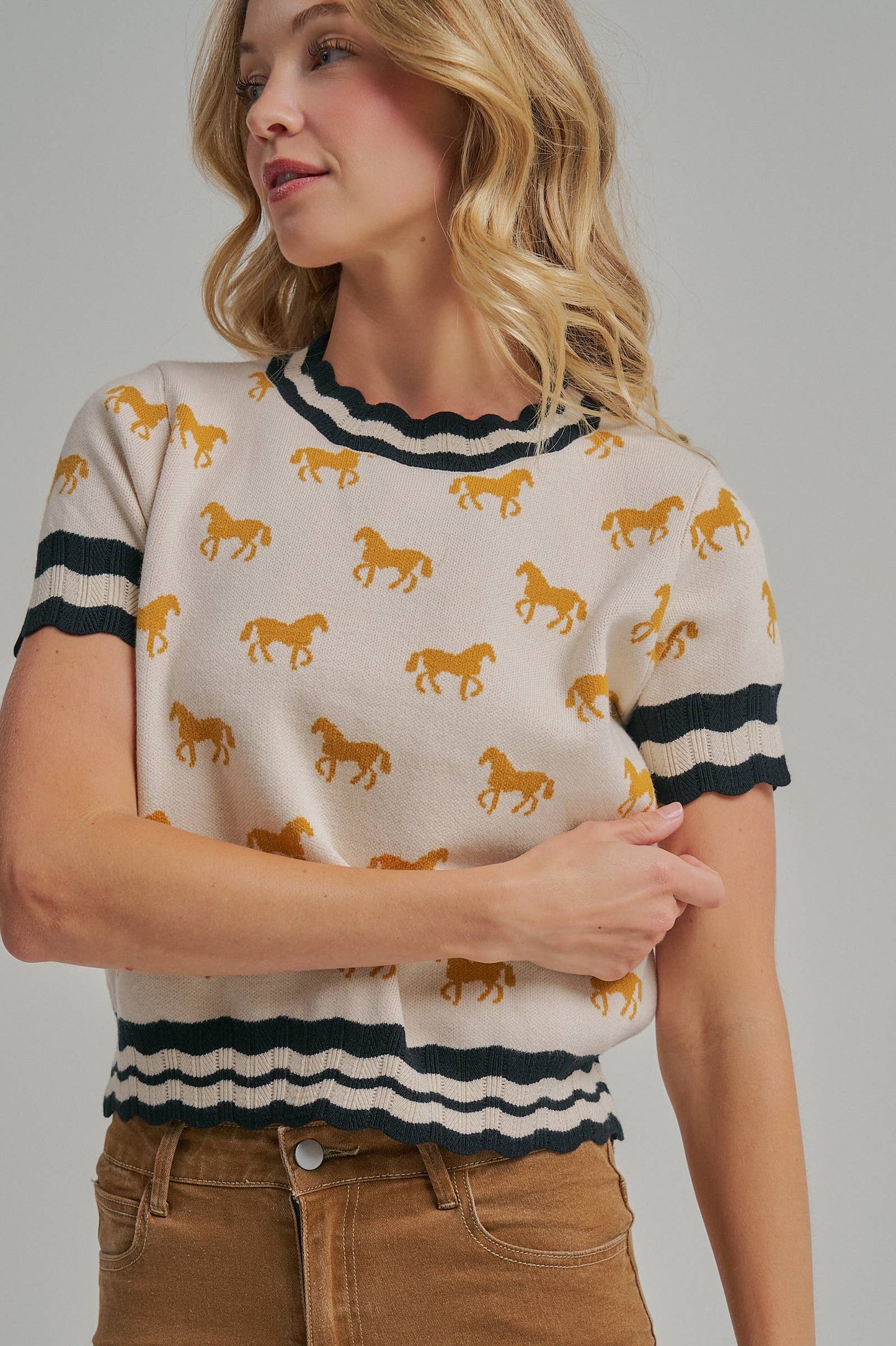WESTERN INSPIRED HORSE PATTERNED SHORT SLEEVE SWEATER TOP: OATMEAL COMBO