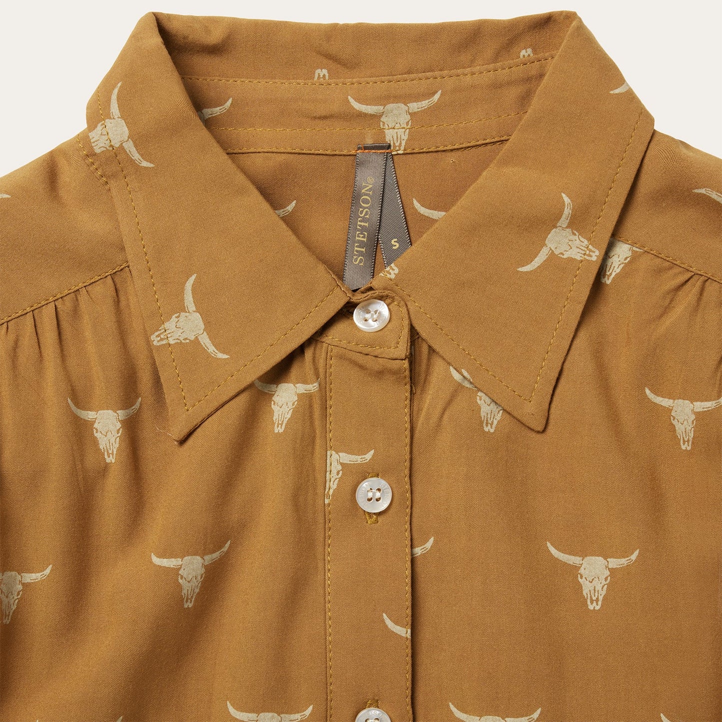 11-050-0590-7037-BR STETSON MOJAVE LONGHORN PRINT POET BLOUSE