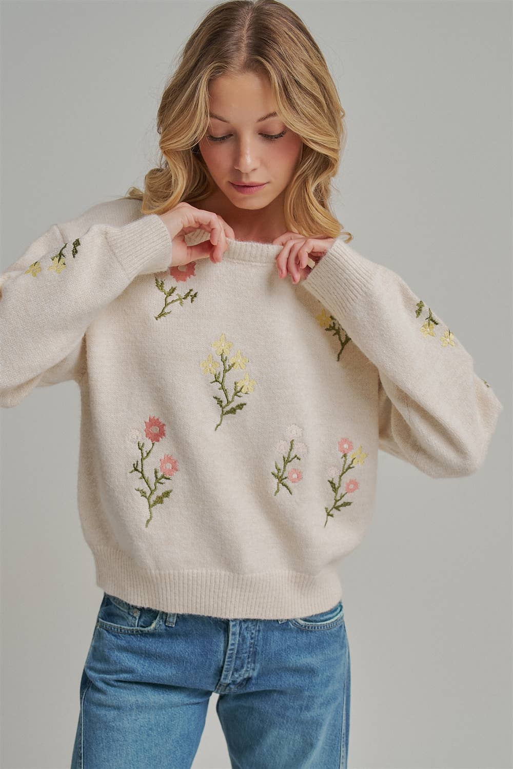 SCATTERED FLORAL EMBROIDERED SWEATER TOP: CREAM