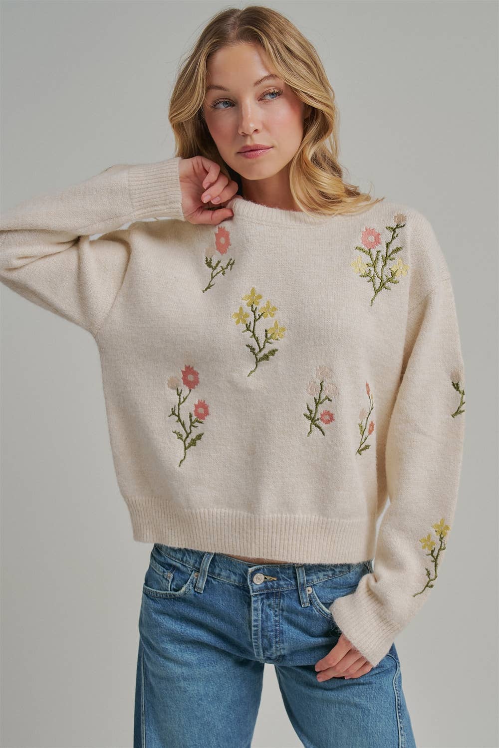 SCATTERED FLORAL EMBROIDERED SWEATER TOP: CREAM