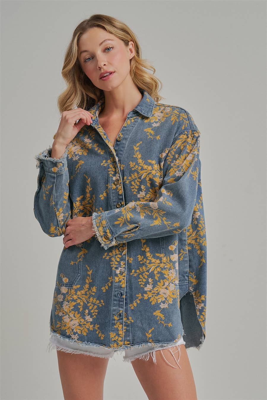 FLORAL DENIM RELAXED SHIRT TOP WITH POCKETS AND FRAYED EDGE: FLORAL DENIM