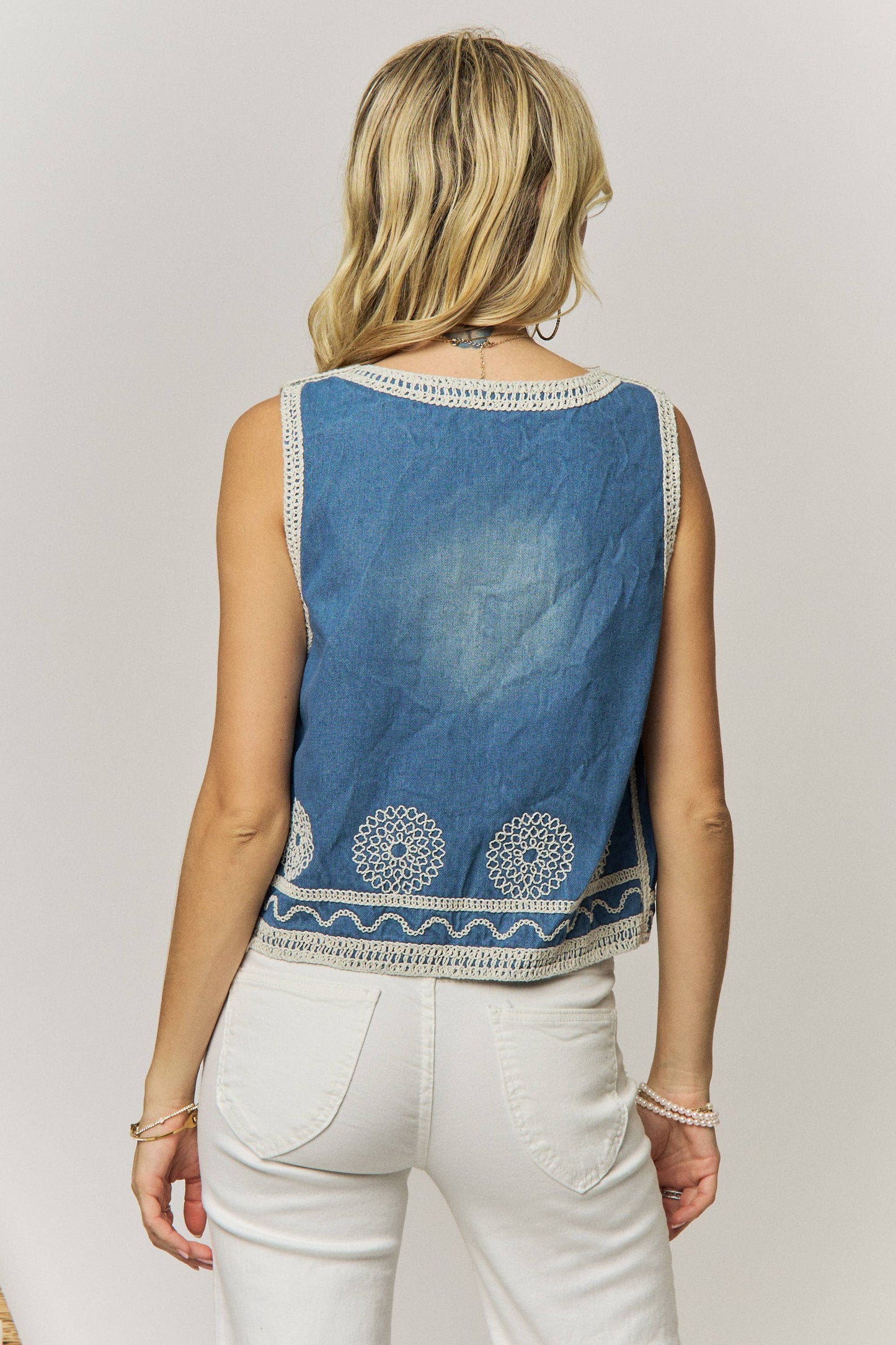 FLOWER EMBROIDERED CROPPED VEST- LET4261: Denim