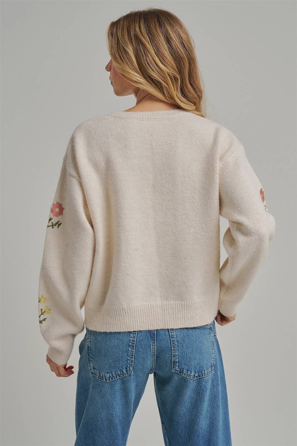 SCATTERED FLORAL EMBROIDERED SWEATER TOP: CREAM