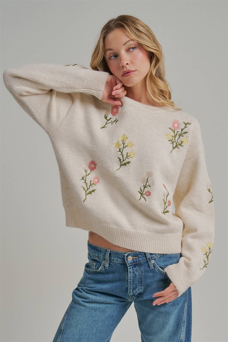 SCATTERED FLORAL EMBROIDERED SWEATER TOP: CREAM