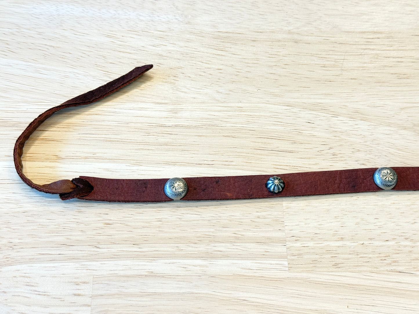 HB02-5 BROWN LEATHER HATBAND WITH DOME CONCHOS