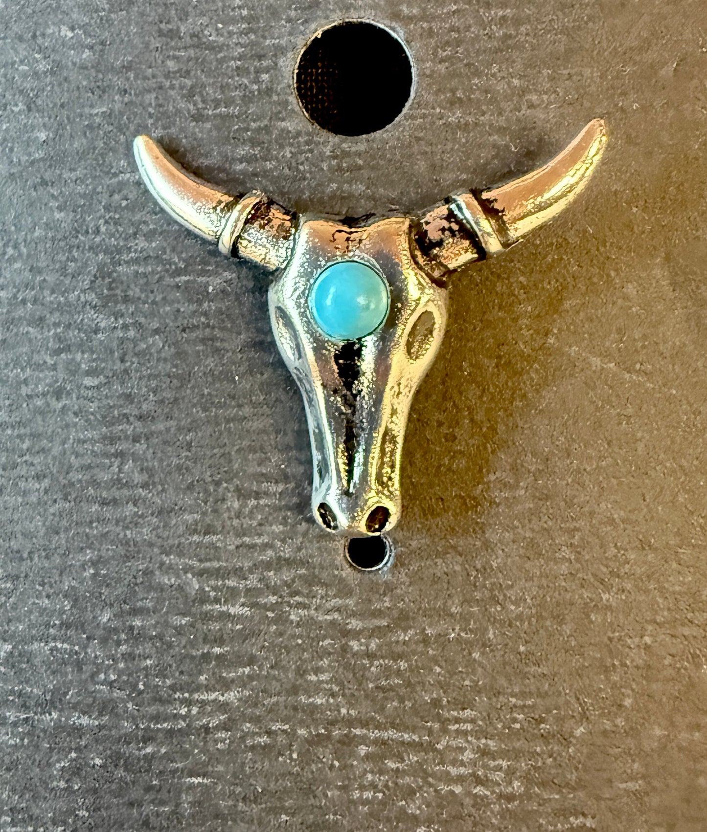 HP-16 HAT PIN SIL COW SKULL W/ TURQUISE ACCENT