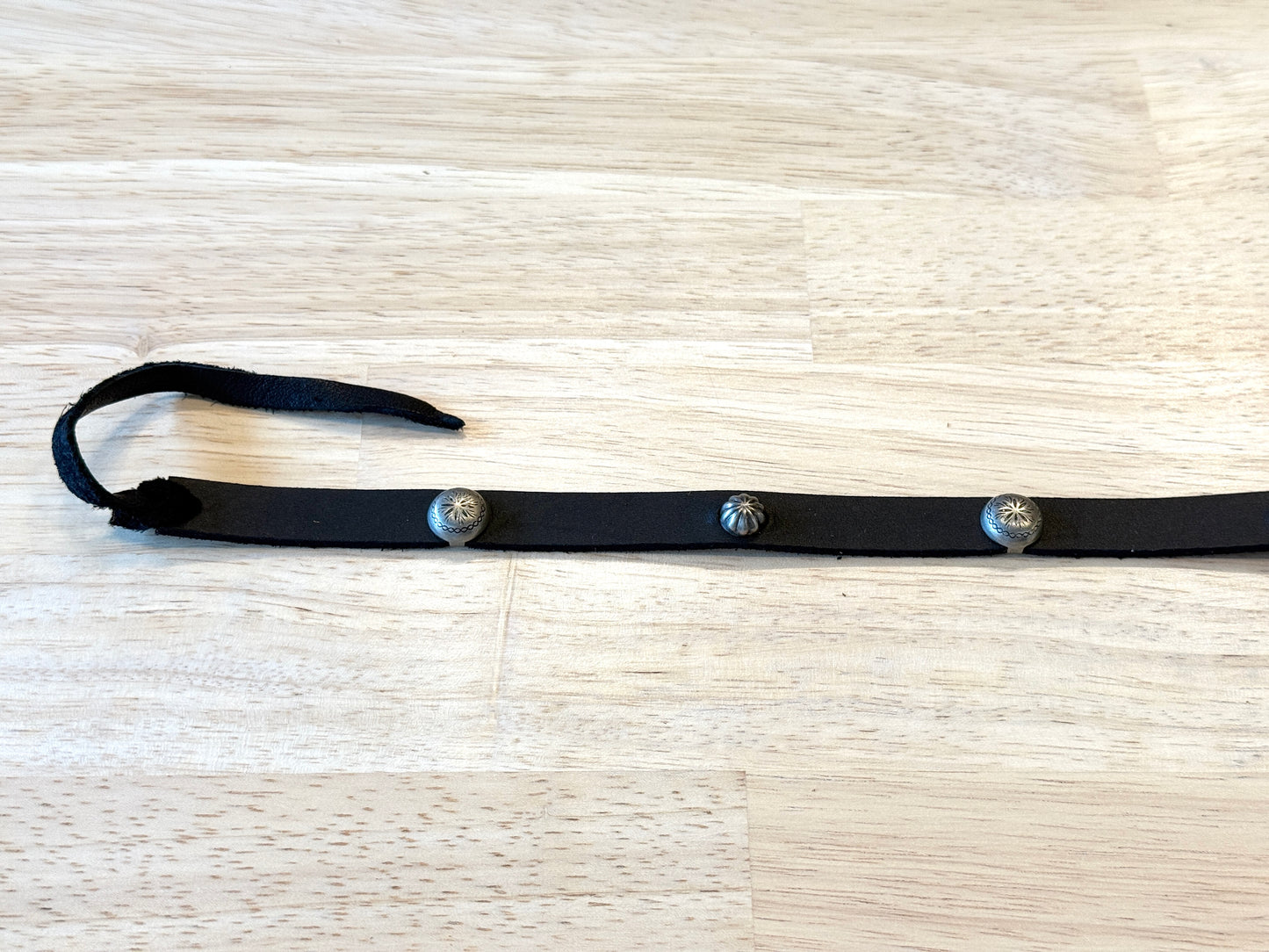 HB02-5 BLACK LEATHER HATBAND WITH DOME CONCHOS