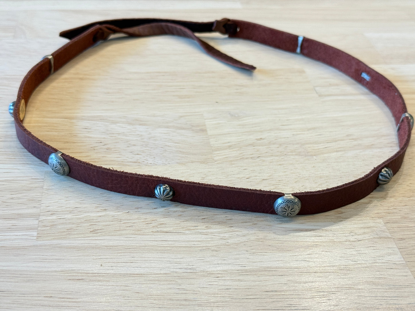 HB02-5 BROWN LEATHER HATBAND WITH DOME CONCHOS
