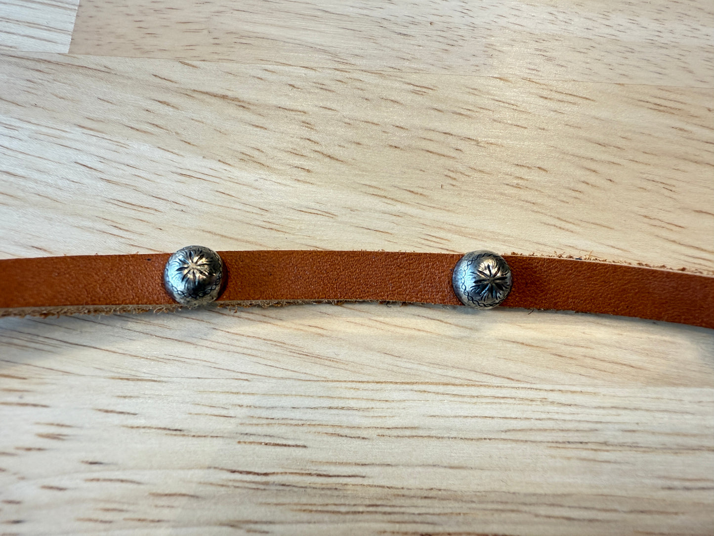 HB02-3 BROWN LEATHER HATBAND WITH CONCHOS