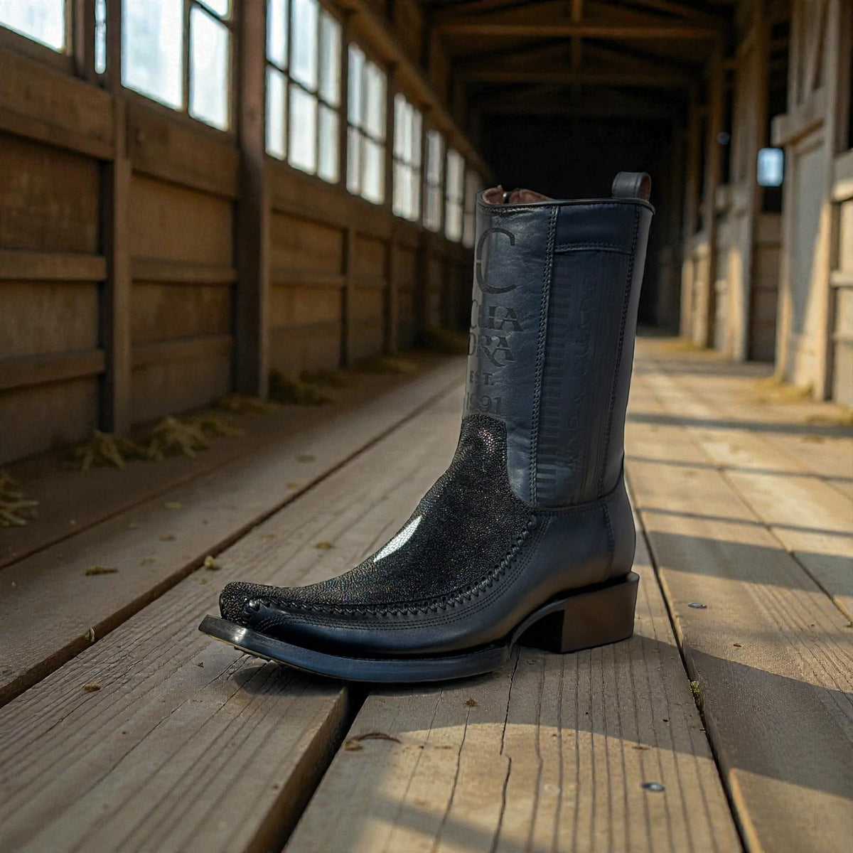CU783 CUADRA MEN BLACK STINGRAY LASER & WOVEN NARROW SQUARE TOE – WIDE (EE)