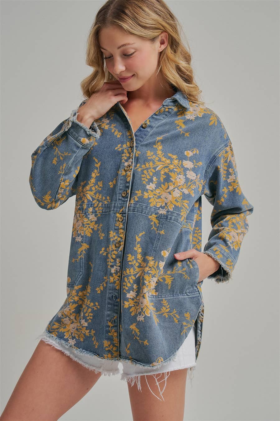 FLORAL DENIM RELAXED SHIRT TOP WITH POCKETS AND FRAYED EDGE: FLORAL DENIM