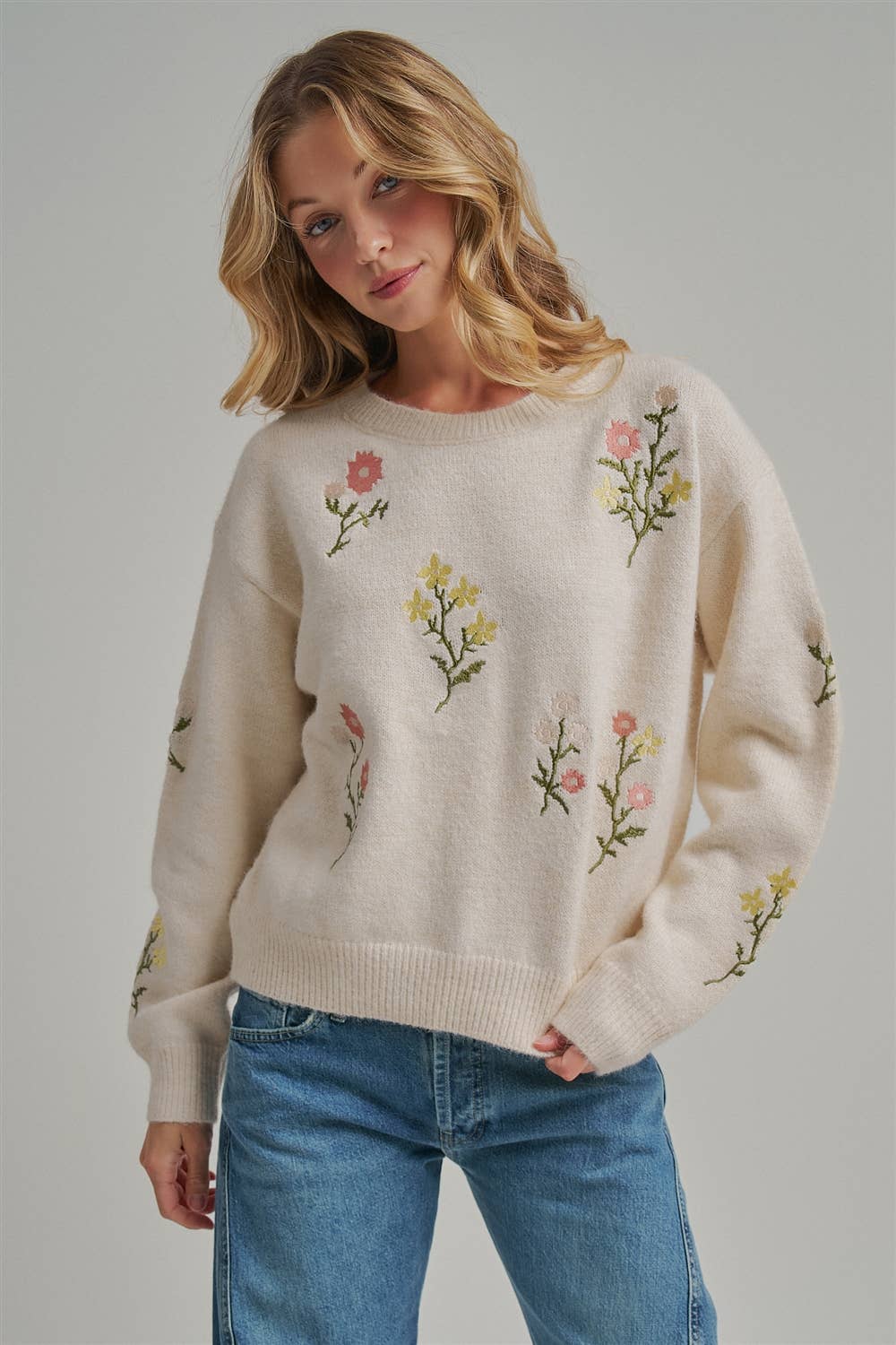 SCATTERED FLORAL EMBROIDERED SWEATER TOP: CREAM