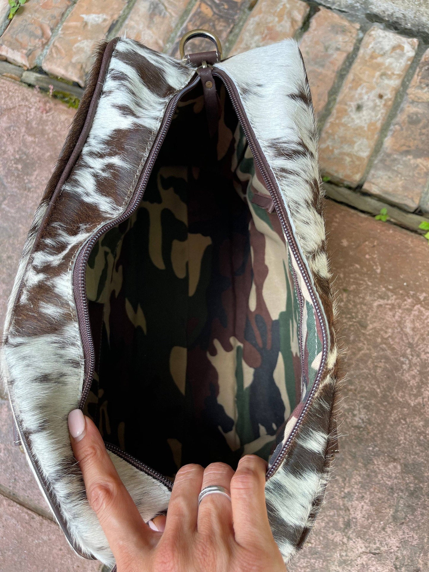 WEEKENDER DUFFLE LEATHER HAIR ON COWHIDE DUFFEL TRAVEL BAG: BROWN + WHITE COWHIDE