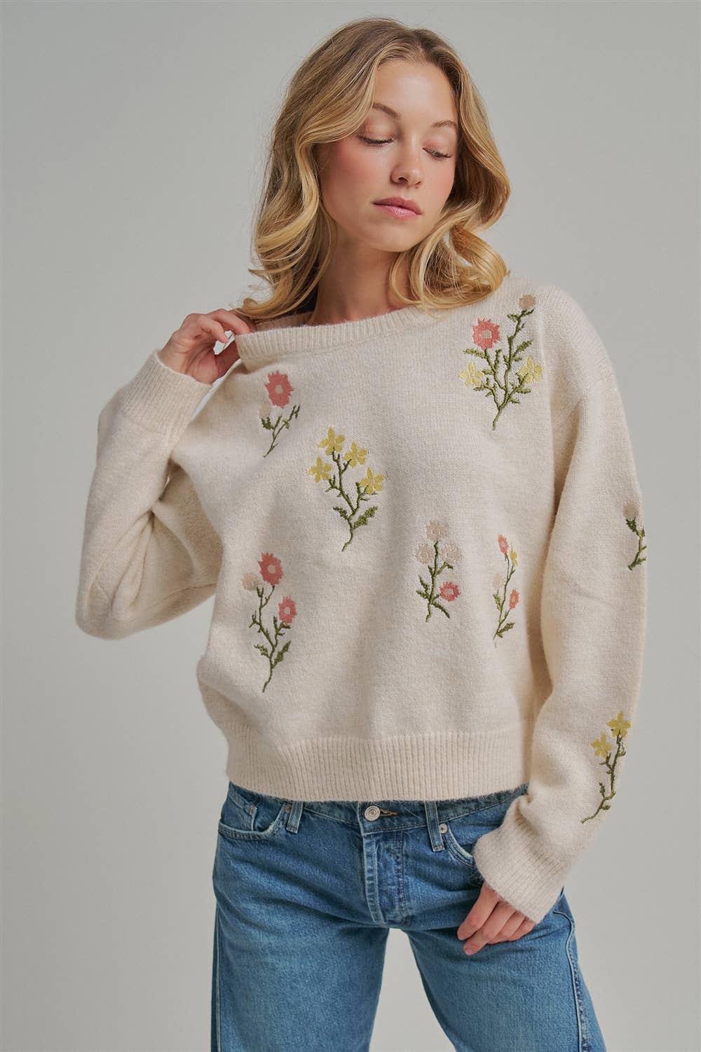 SCATTERED FLORAL EMBROIDERED SWEATER TOP: CREAM